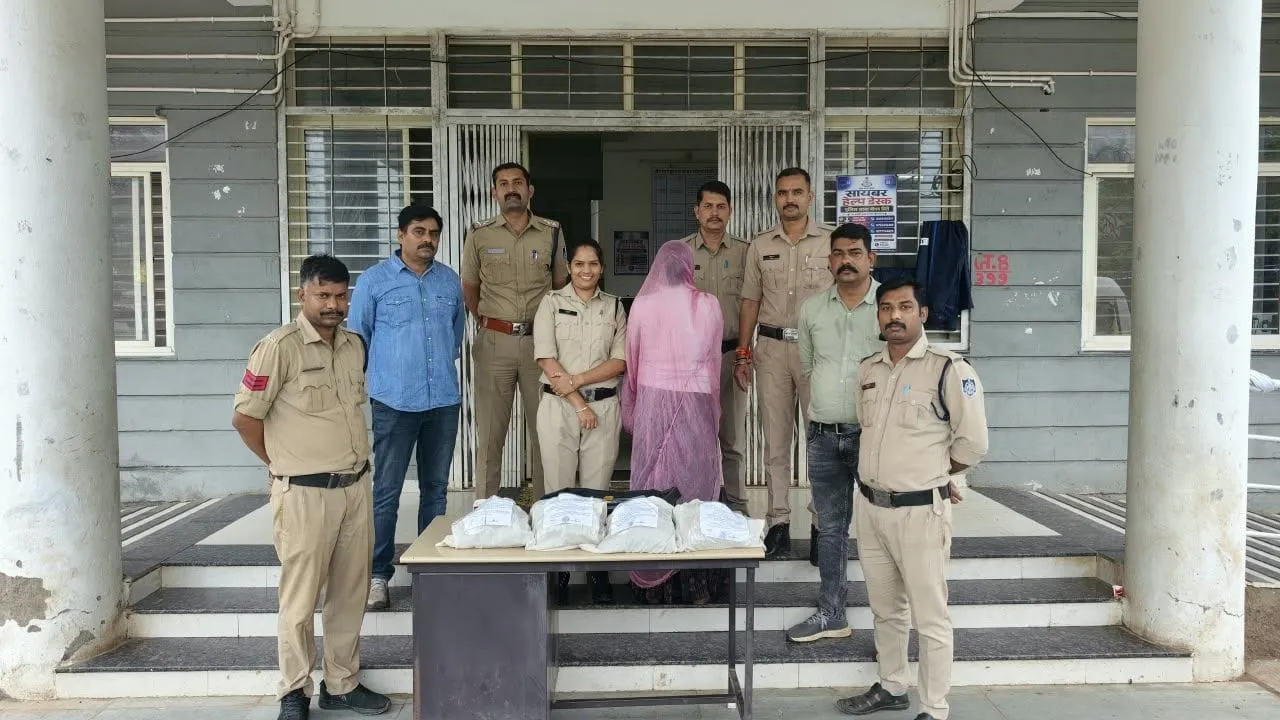 Female smuggler arrested with illegal opium.