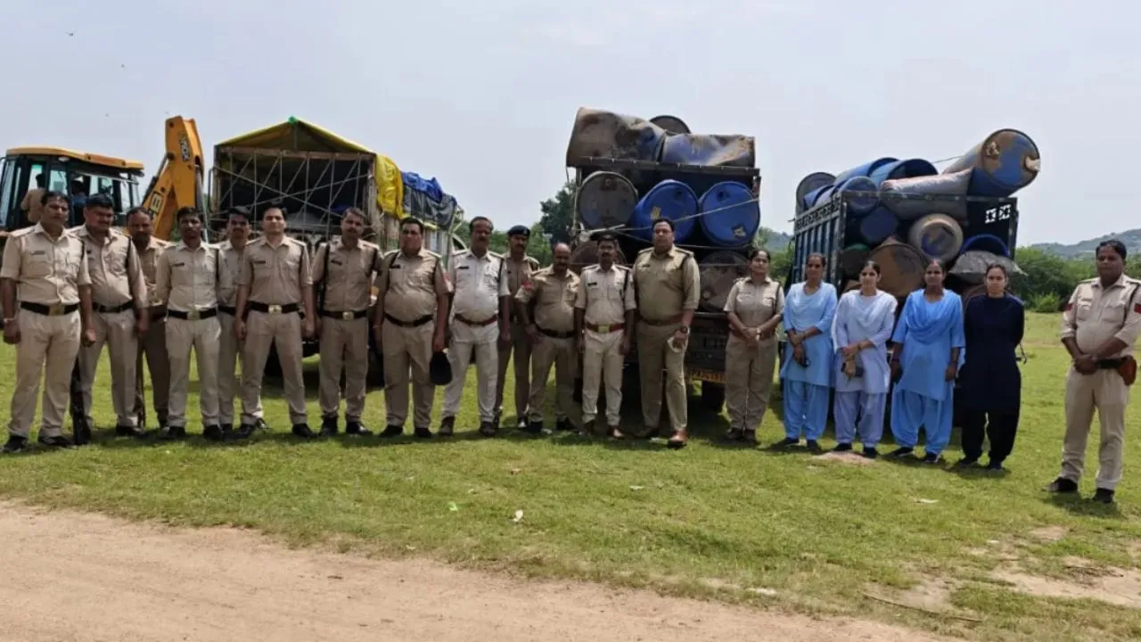 दतिया में शराब माफिया पर आबकारी विभाग की बड़ी कार्रवाई, 1400 लीटर कच्ची शराब बरामद, एक गिरफ्तार