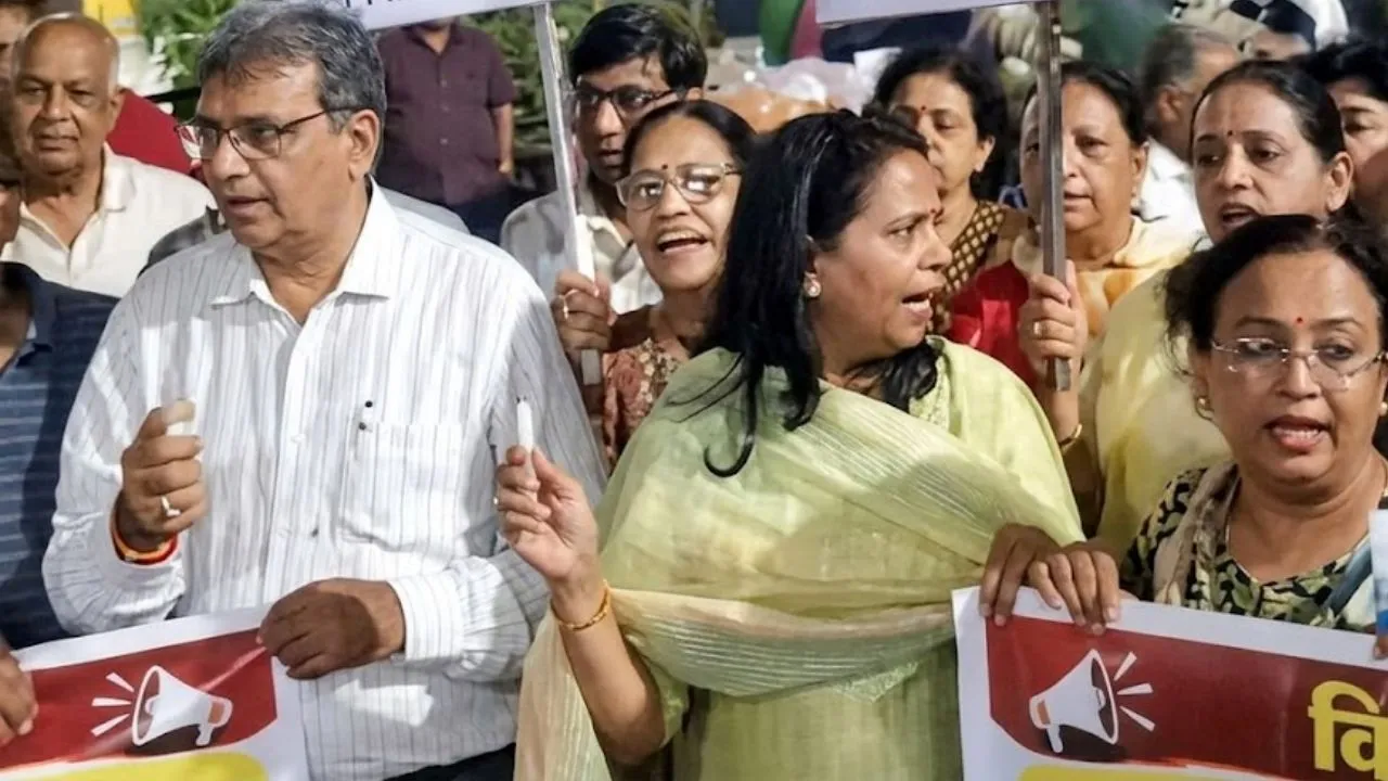 'हमारी रातों की नींद उड़ गई', इंदौर में भूमिगत मेट्रो रूट के खिलाफ सड़कों पर उतरे लोग