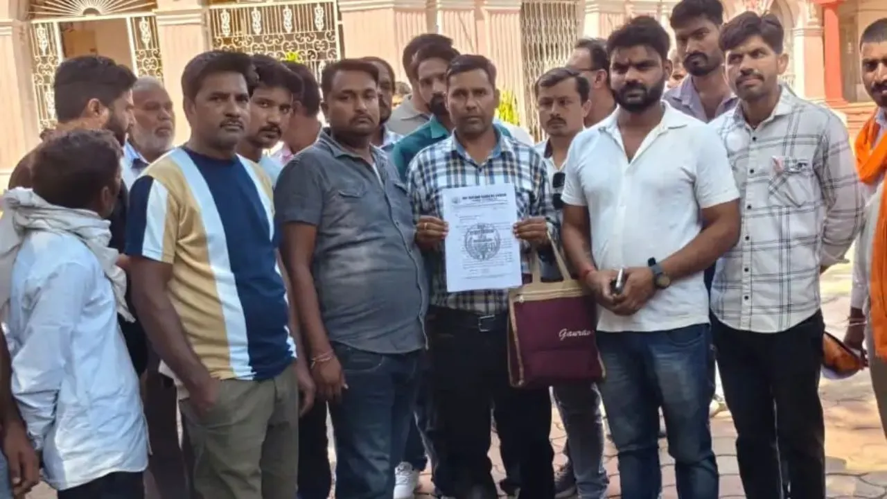 शिवपुरी में राशन विक्रेताओं का प्रदर्शन, 5 सूत्रीय मांगों को लेकर कलेक्ट्रेट पहुंचे
