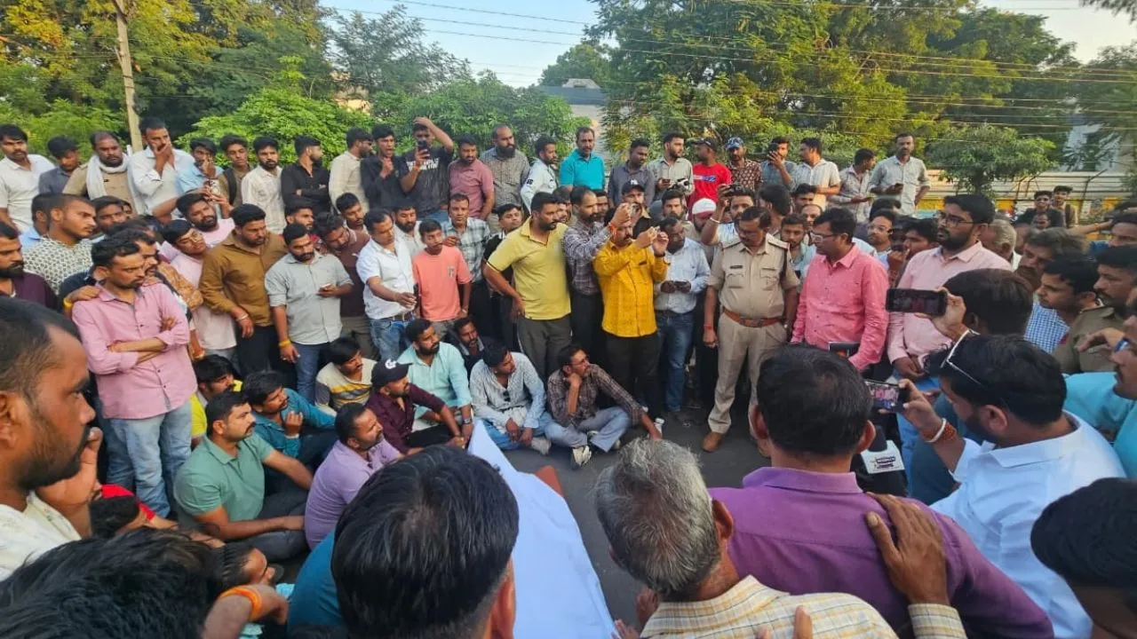 खंभे पर काम कर रहे आउटसोर्स कर्मी की मौत, बिजली विभाग पर लापरवाही के आरोप, परिजनों ने किया चक्काजाम