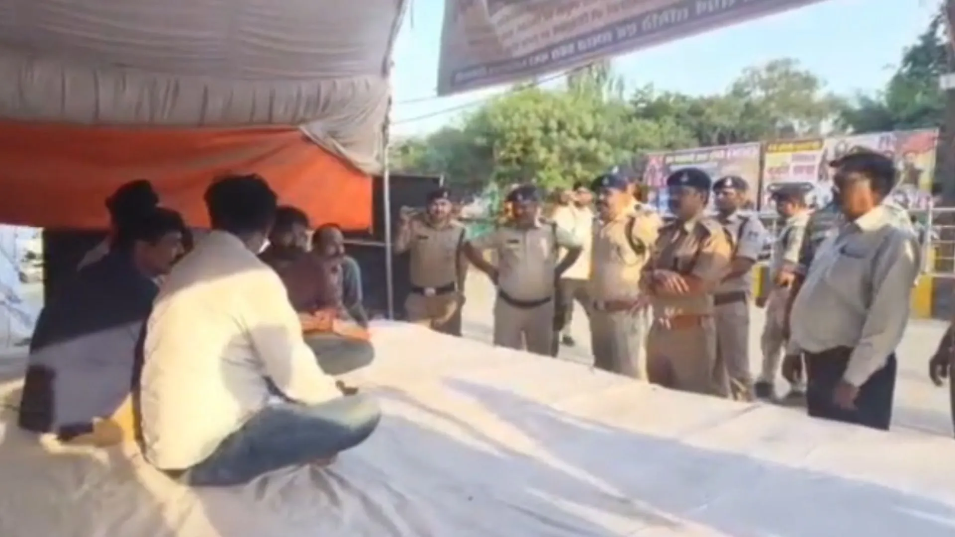 डबरा नगर पालिका के सामने 18 दिन से चल रहा धरना प्रदर्शन खत्म, पुलिस प्रशासन ने हटाया पंडाल, कार्रवाई के बाद उठे कई सवाल