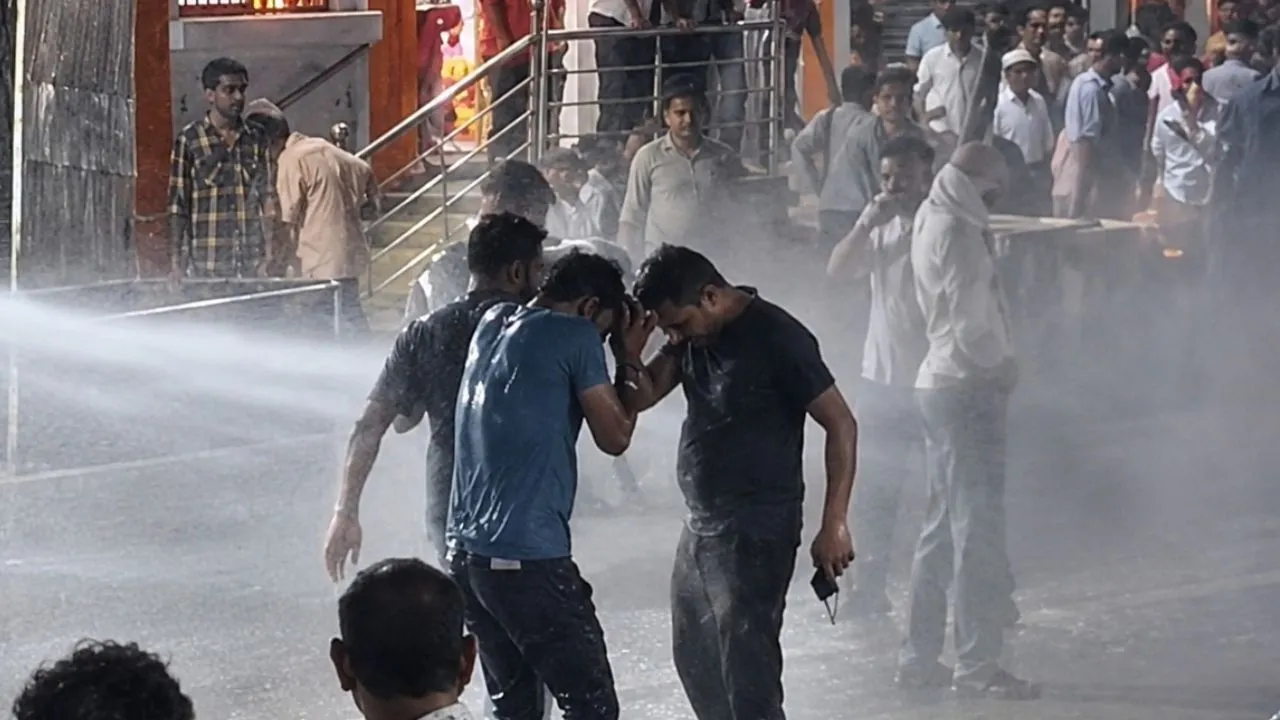 विदिशा में कांग्रेस कार्यकर्ताओं का हंगामा, पुतला फूंकने की कोशिश, पुलिस से की झूमाझटकी