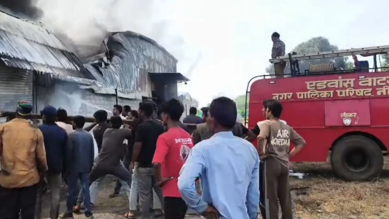 फर्नीचर फैक्ट्री में अचानक धधकी आग, 5-6 करोड़ रुपये के नुकसान का अनुमान, दमकलें आग बुझाने में जुटीं