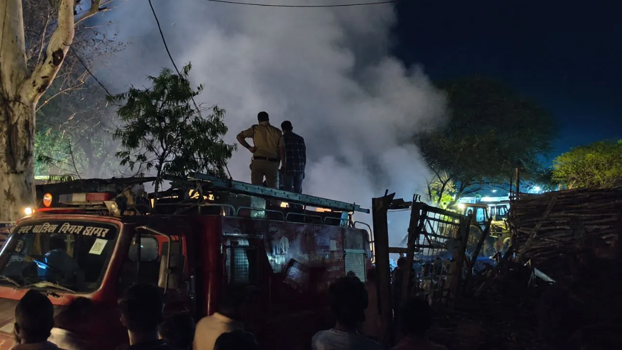 सागर में लकड़ियों के ढेर में लगी आग, घंटों चला ऑपरेशन, 10 दमकलों के साथ सेना ने भी संभाला मोर्चा