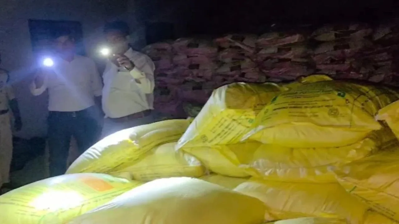 खाद की कालाबाजारी के खिलाफ बड़ा एक्शन, छतरपुर में 275 से ज्यादा बोरी और सागर में 665 बोरी अवैध खाद जब्त, गोदाम सील