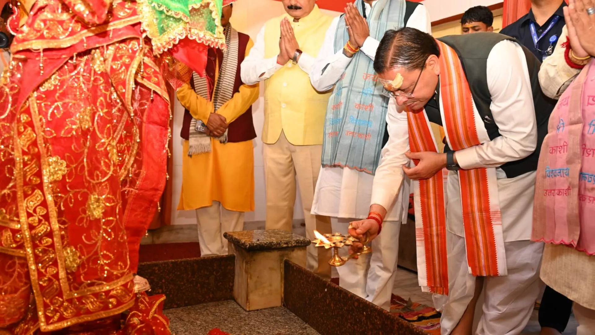PM मोदी के सार्वजनिक जीवन के 25 साल पूरे, CM धामी ने काशी विश्वनाथ मंदिर में की विशेष पूजा, बाबा विश्वनाथ से मांगा दीर्घायु का आशीर्वाद