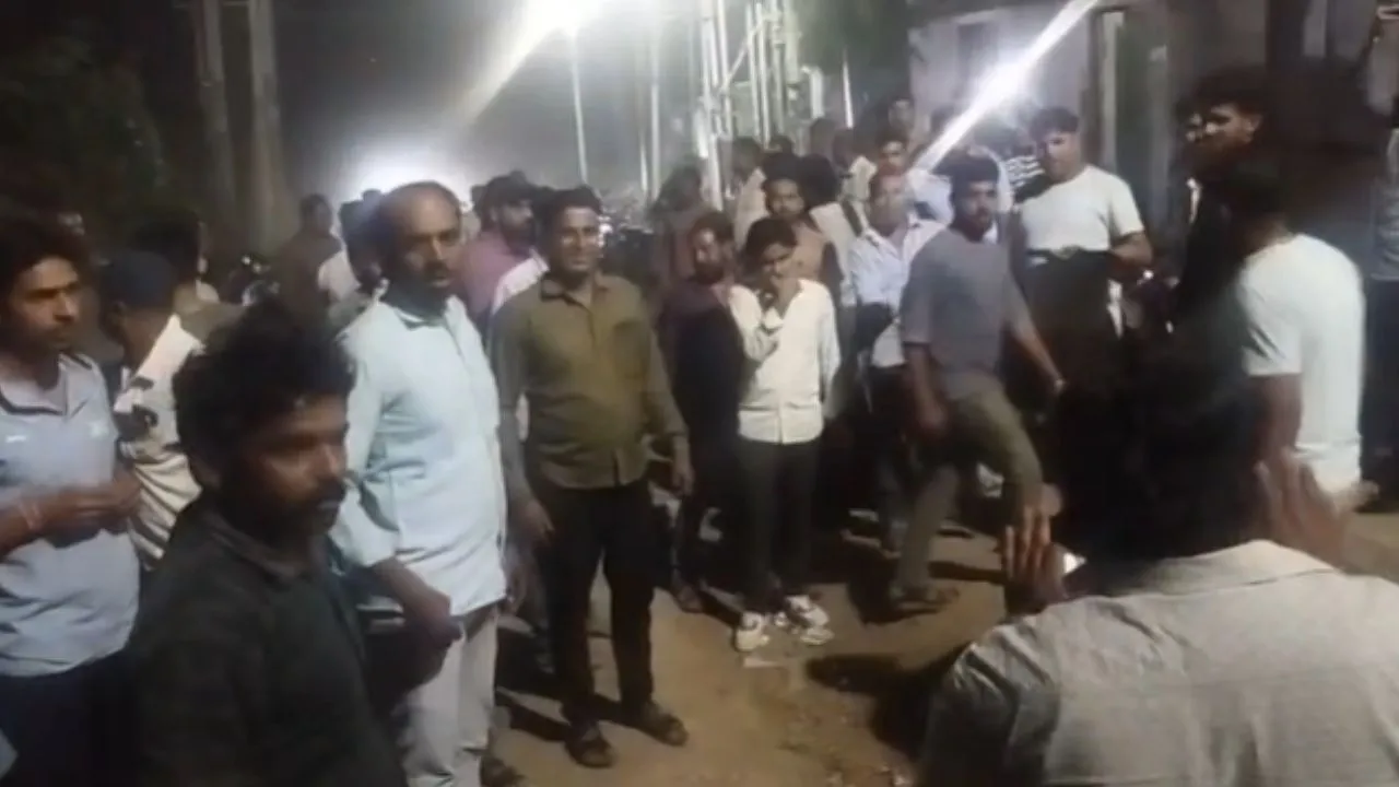 नीमच में बिजली कटौती को लेकर हंगामा, गुस्साए ग्रामीणों ने किया चक्काजाम, मौके पर पहुंचे पुलिस-प्रशासन के अधिकारी