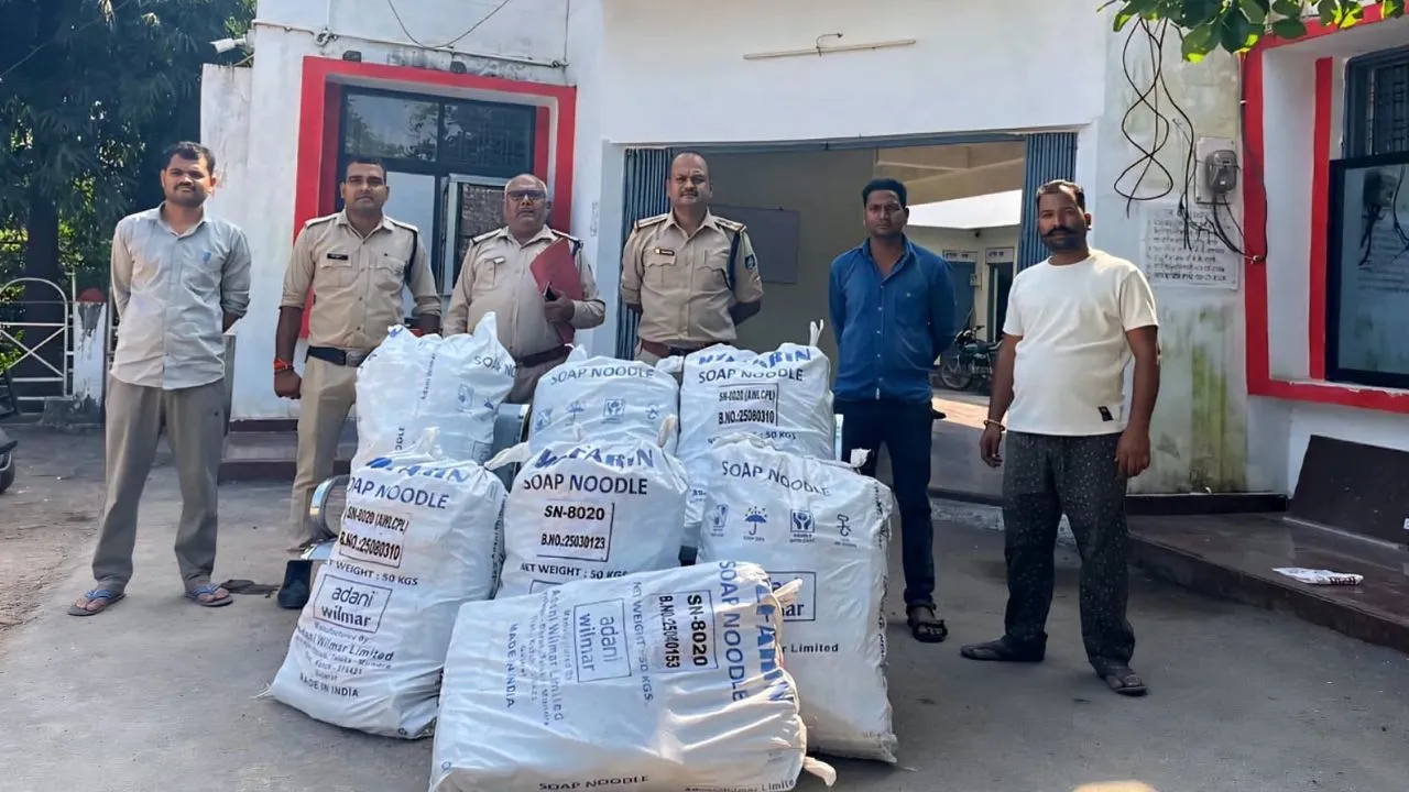 छतरपुर में पुलिस का एक्शन, यात्री बस से 7 बोरे पटाखे बरामद, कंडक्टर को किया गिरफ्तार