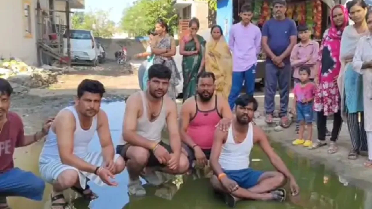 देवास की अमृतवार कॉलोनी में गंदे पानी में बैठकर प्रदर्शन, सीवरेज की समस्या से परेशान रहवासी, CM हेल्पलाइन भी बेअसर