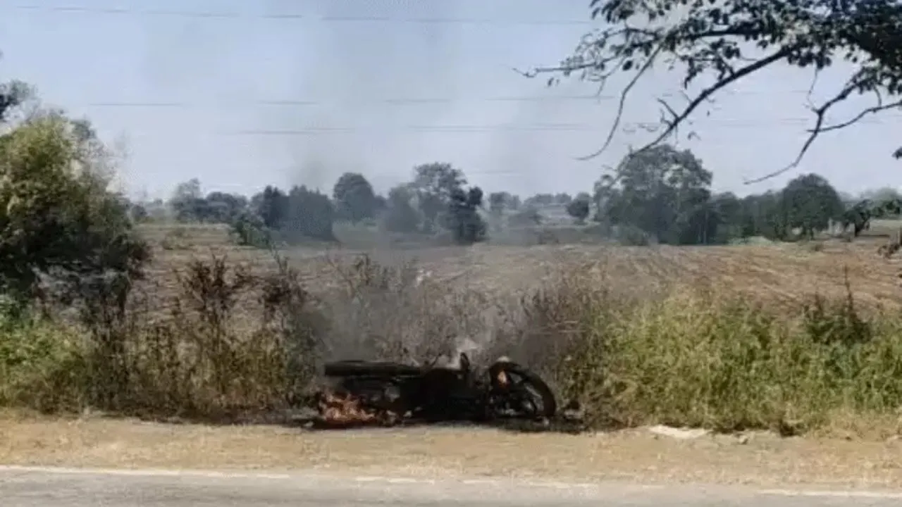 सीहोर-इछावर रोड पर बड़ा हादसा: चलती बाइक पर गिरा हाईटेंशन तार, पिता-पुत्र बाल-बाल बचे