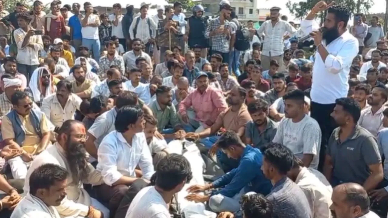 धार में चाकूबाजी के बाद भड़का आक्रोश, युवक की मौत से गुस्साए परिजनों ने हाईवे पर किया चक्काजाम, आरोपियों को फांसी देने की मांग