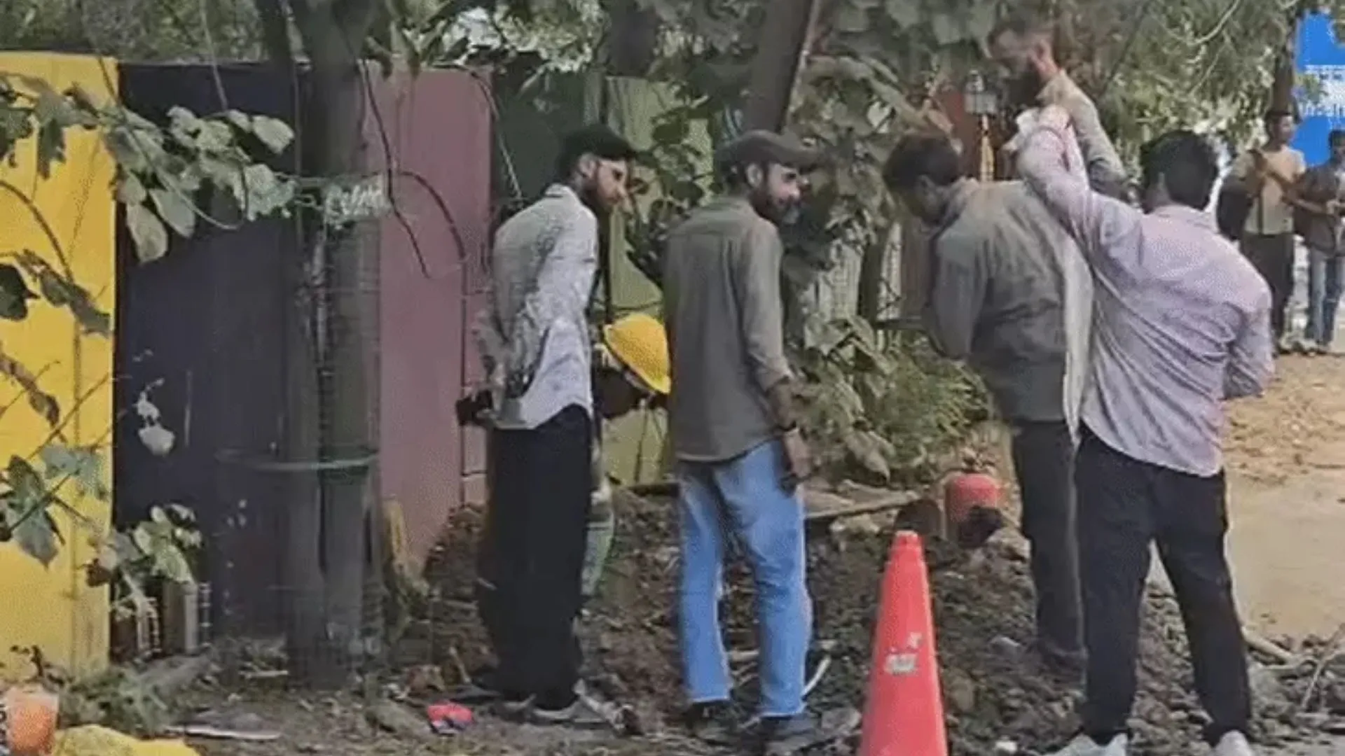 इंदौर के सुमन नगर की गली में दूसरी बार गैस लीकेज की घटना, पानी की लाइन की खुदाई में टूटी पाइपलाइन, रहवासियों ने उठाए सुरक्षा पर सवाल