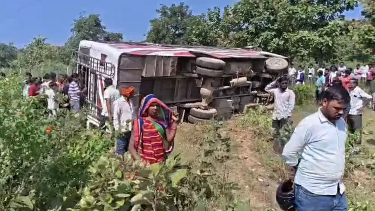 कटनी में तेज रफ्तार बस पलटने से छात्रा की मौत, 2 दर्जन यात्री घायल, गुस्साए लोगों ने लगाया जाम