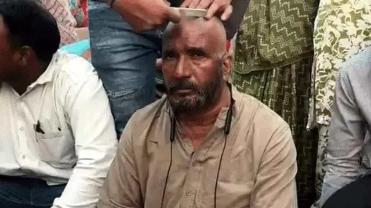 इंदौर में सफाईकर्मियों का आंदोलन उग्र: राष्ट्रीय अध्यक्ष ने कराया मुंडन, किया पिंडदान