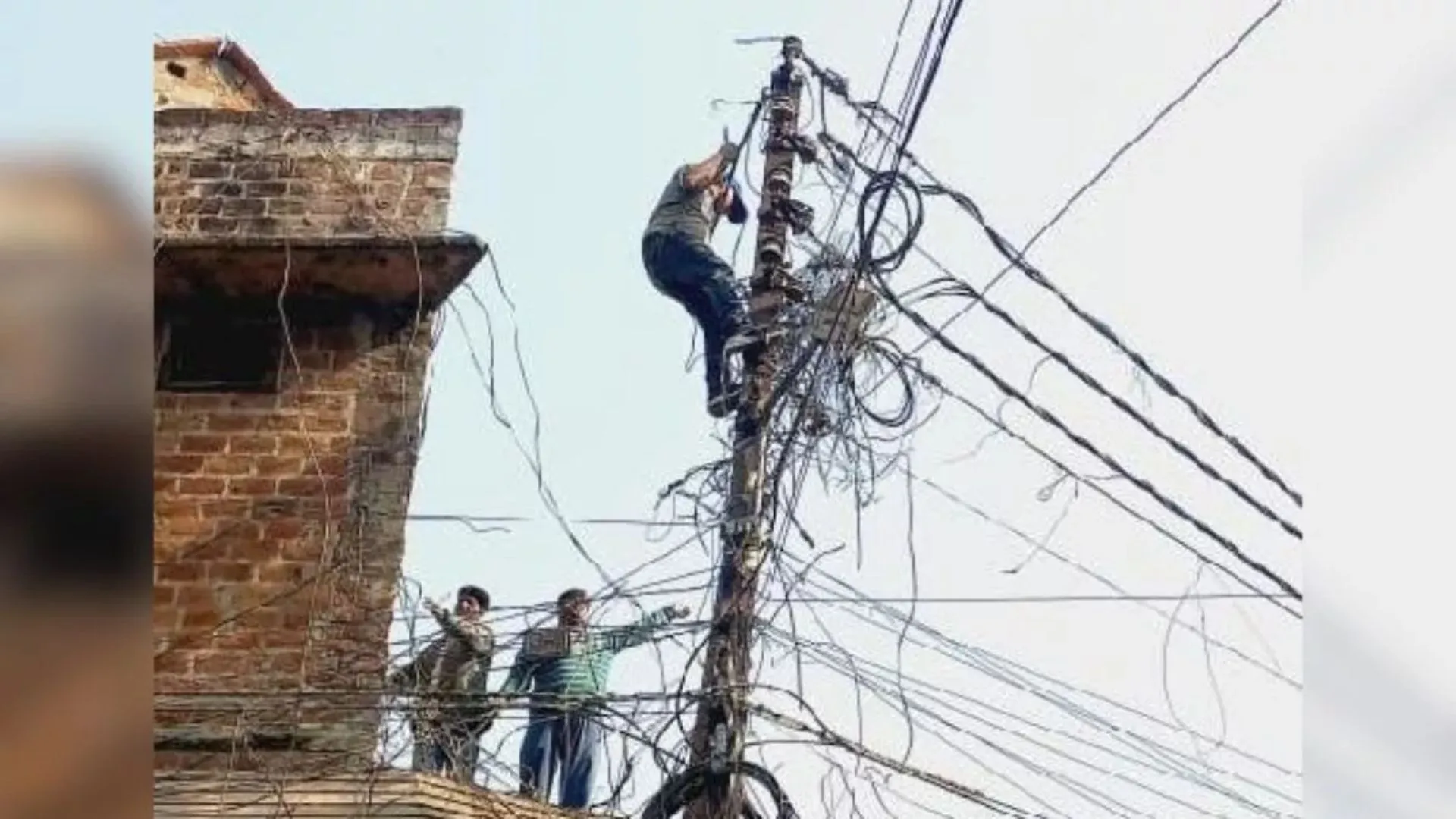 बिजली चोरी पर एक्शन, खंभों पर हुकिंग कर लगाए गए कई किलो PVC वायर जब्त, बोले JE कार्यवाही जारी रहेगी