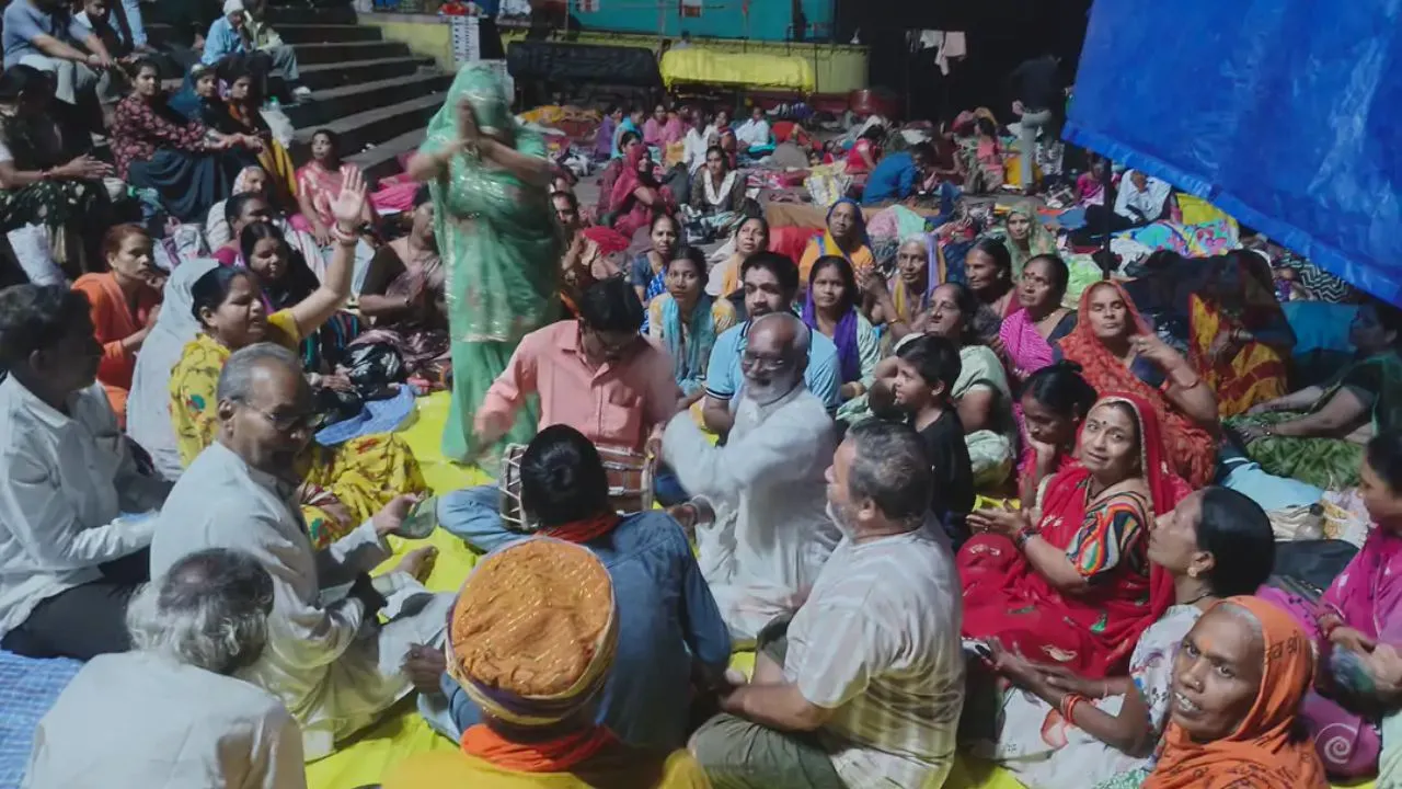 अमावस्या पर नर्मदापुरम में उमड़ी श्रद्धालुओं की भीड़, सुबह से जारी स्नान-दान और तर्पण का दौर