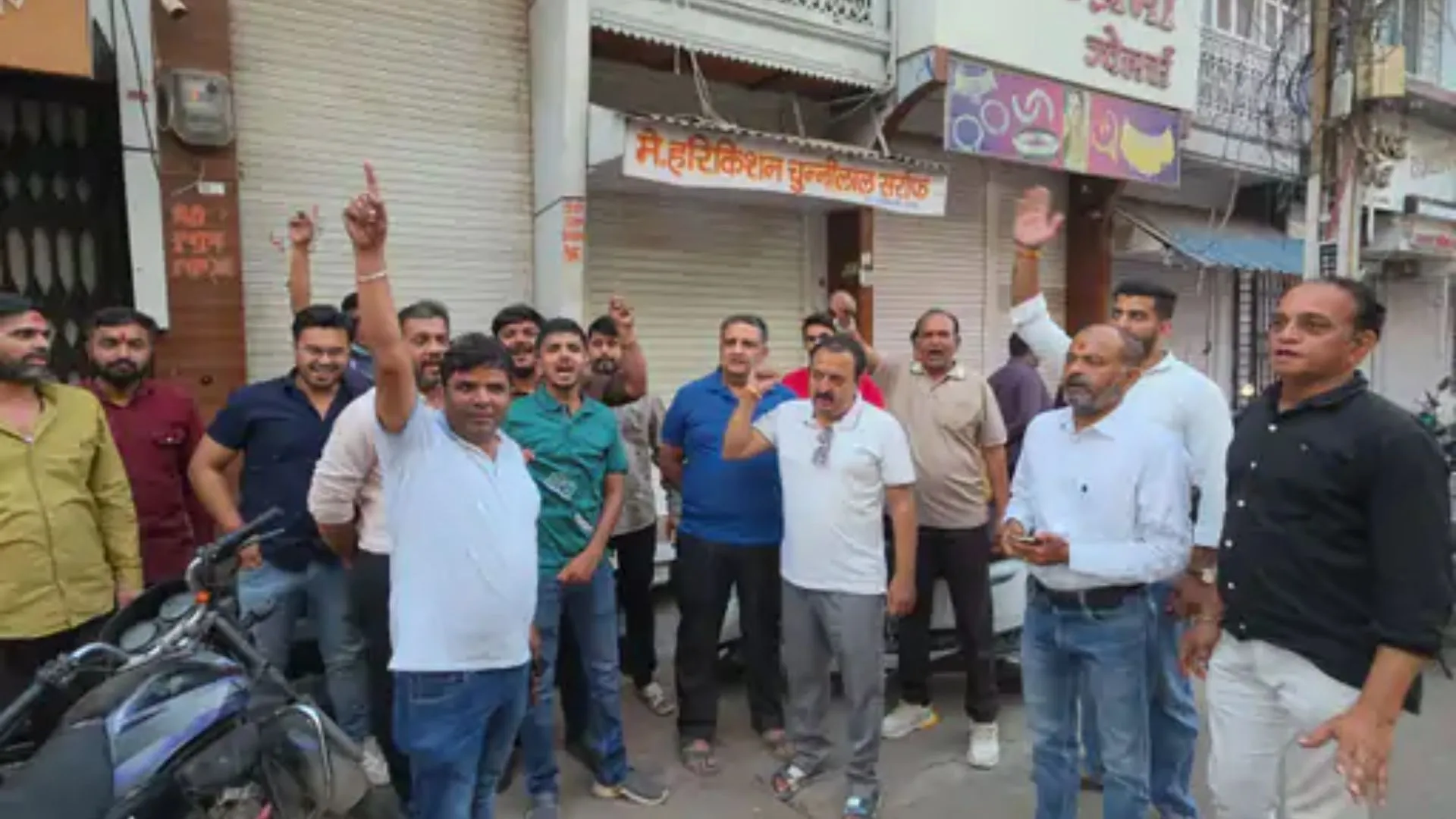 महाकाल चौराहा से गोपाल मंदिर तक सड़क चौड़ीकरण का विरोध, उज्जैन में व्यापारियों ने 12 अक्टूबर से बाजार बंद रखने का लिया फैसला