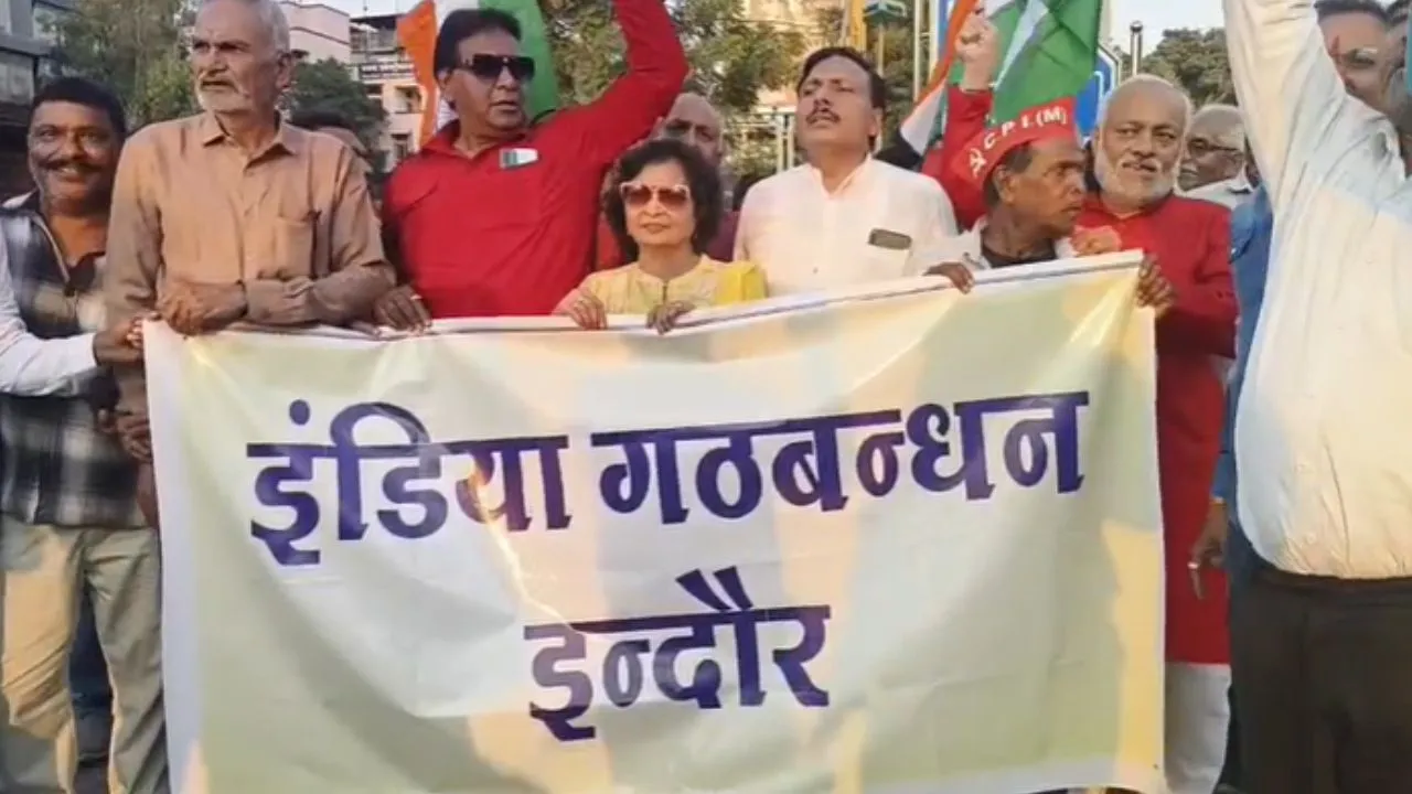 इंदौर में INDIA गठबंधन का प्रदर्शन, मुख्य चुनाव आयुक्त ज्ञानेश कुमार को पद से हटाने की मांग, सरकार पर साधा निशाना
