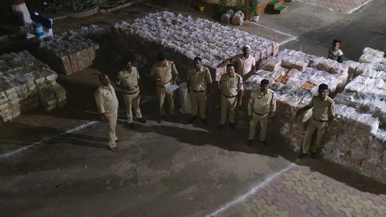 आलीराजपुर में पुलिस की बड़ी कार्रवाई, सीमेंट कंटेनर से बरामद की 1426 पेटी अवैध शराब, 1.62 करोड़ रुपये का मशरूका जब्त