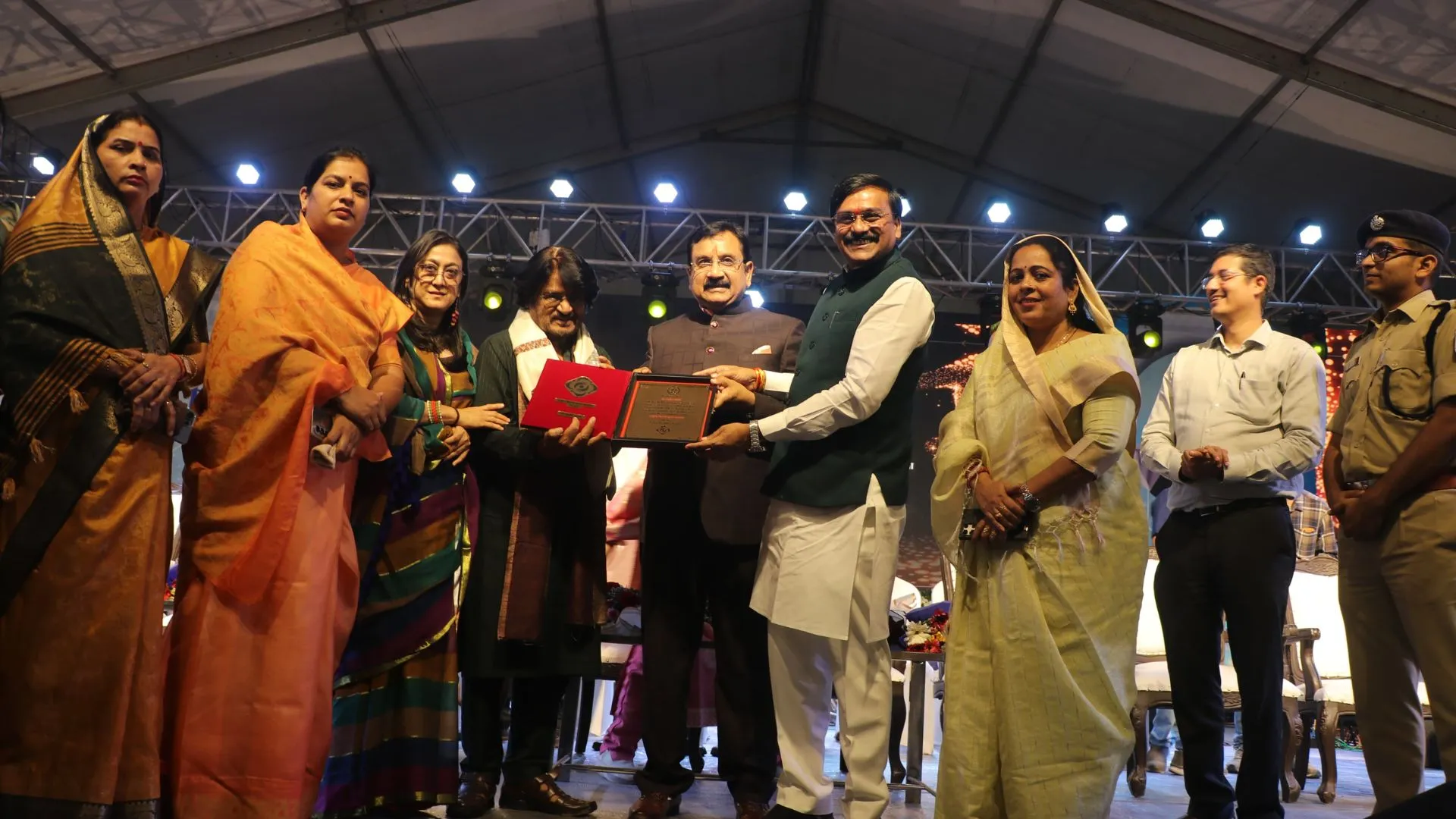 किशोर कुमार की पुण्यतिथि पर खंडवा में देशभर से पहुंचे फैंस, समाधि पर दूध-जलेबी का भोग लगाकर दी श्रद्धांजलि