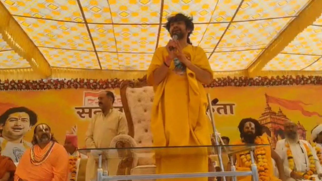 दमोह पहुंची धीरेंद्र शास्त्री की सनातन हिंदू एकता रथयात्रा, पंडोखर सरकार के बयान पर बोले- अपने कपड़े उठाने से अपनी हंसी होती है