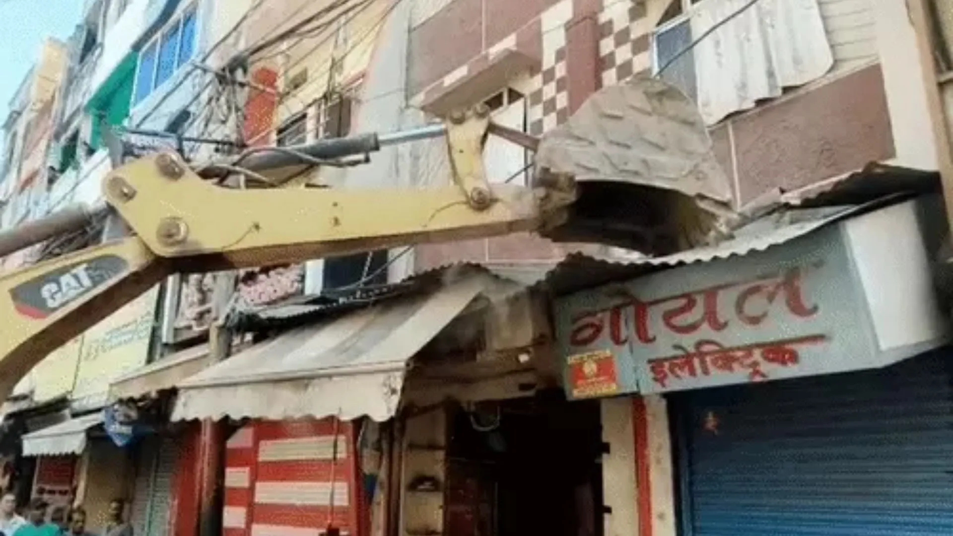 महाकाल मंदिर क्षेत्र में जाम से राहत के लिए नगर निगम का अभियान, कई इलाकों में अतिक्रमण हटाया, रेस्टोरेंट संचालक पर की गई कार्रवाई