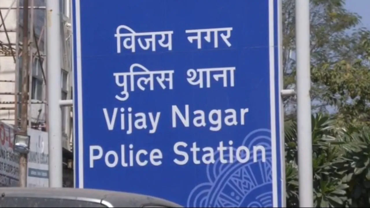 Indore News : व्यापारी के साथ 25 लाख रुपये की ठगी, बैग बदलकर आरोपी फरार, पुलिस ने दर्ज किया मामला