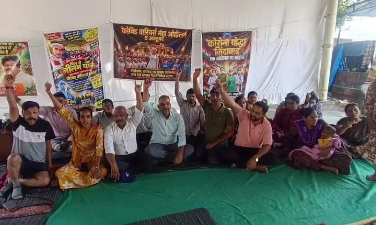 Bhopal: कोरोना वारियर्स का अनिश्चितकालीन धरना, नियमितीकरण की मांग को लेकर कर रहे प्रदर्शन,  मुंडन कराकर जताया विरोध
