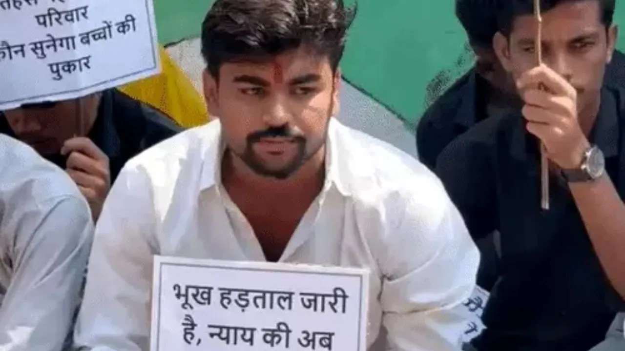 इंदौर के होलकर कॉलेज में करणी सेना की भूख हड़ताल जारी, छात्रा बेहोश और छात्र की तबीयत बिगड़ी