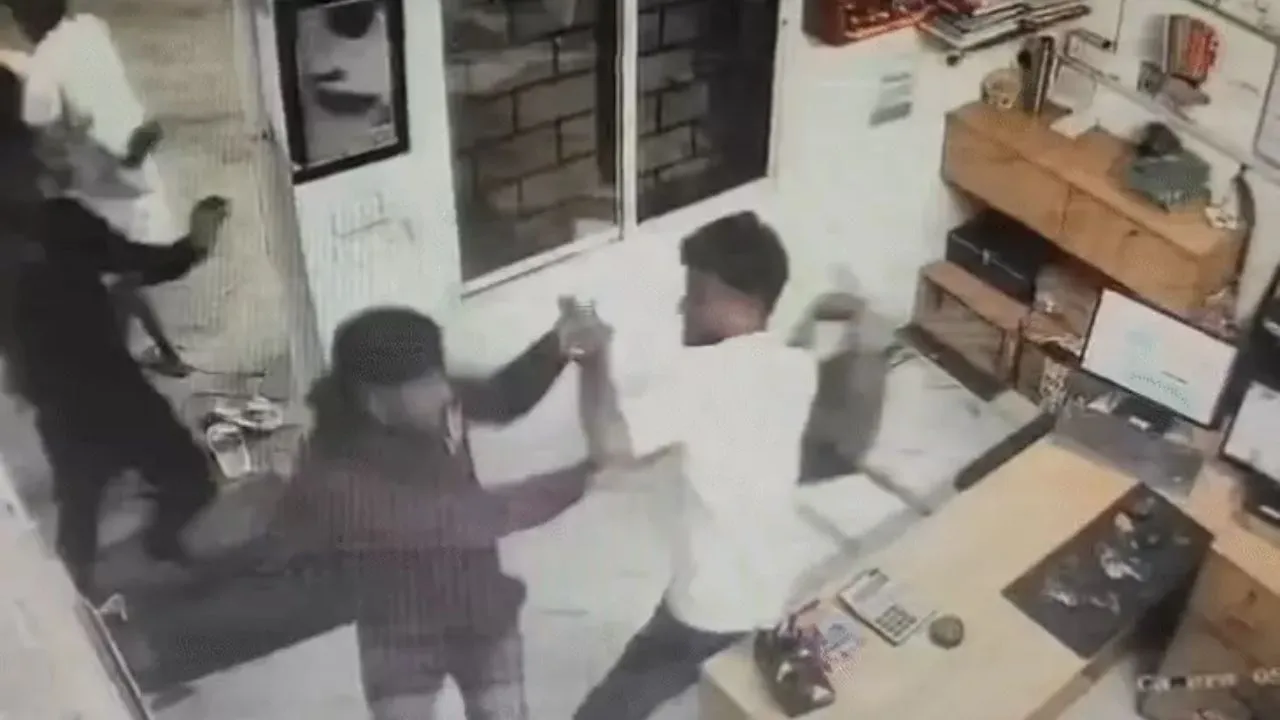देवास के भौंरासा में पेट्रोल पंप कर्मचारियों से मारपीट, कम पेट्रोल देने की आशंका पर हुआ विवाद