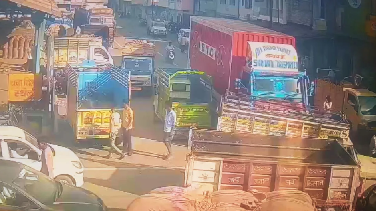 नीमच कृषि मंडी में दिनदहाड़े चोरी, किसान के टेम्पो से अलसी का कट्टा गायब, CCTV में कैद हुए 3 संदिग्ध