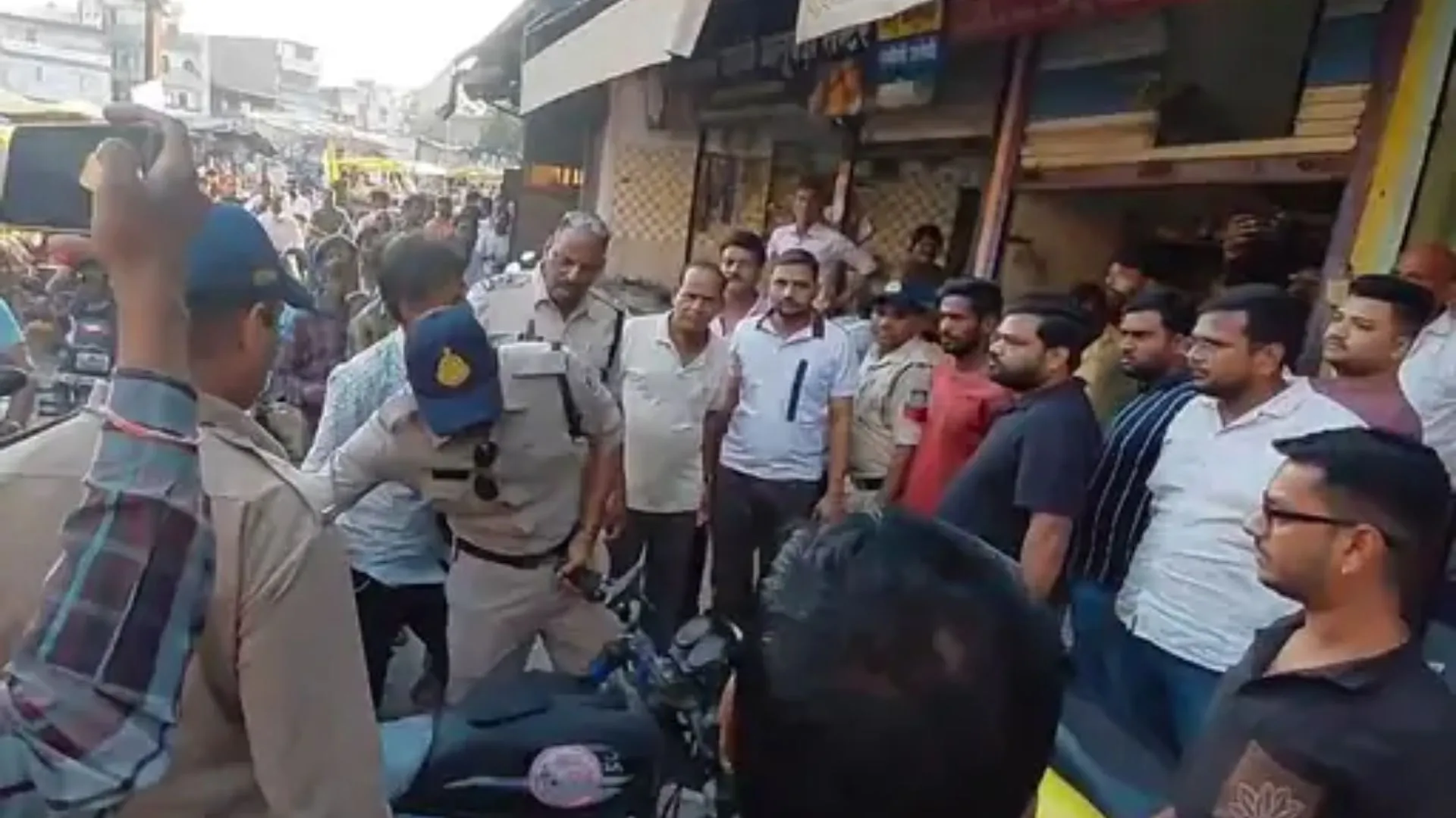 3 साल के बच्चे की मौत के मामले में मिठाई दुकानदार पर FIR, जावरा में बर्फी खाने के बाद माता-पिता की भी बिगड़ी थी तबीयत