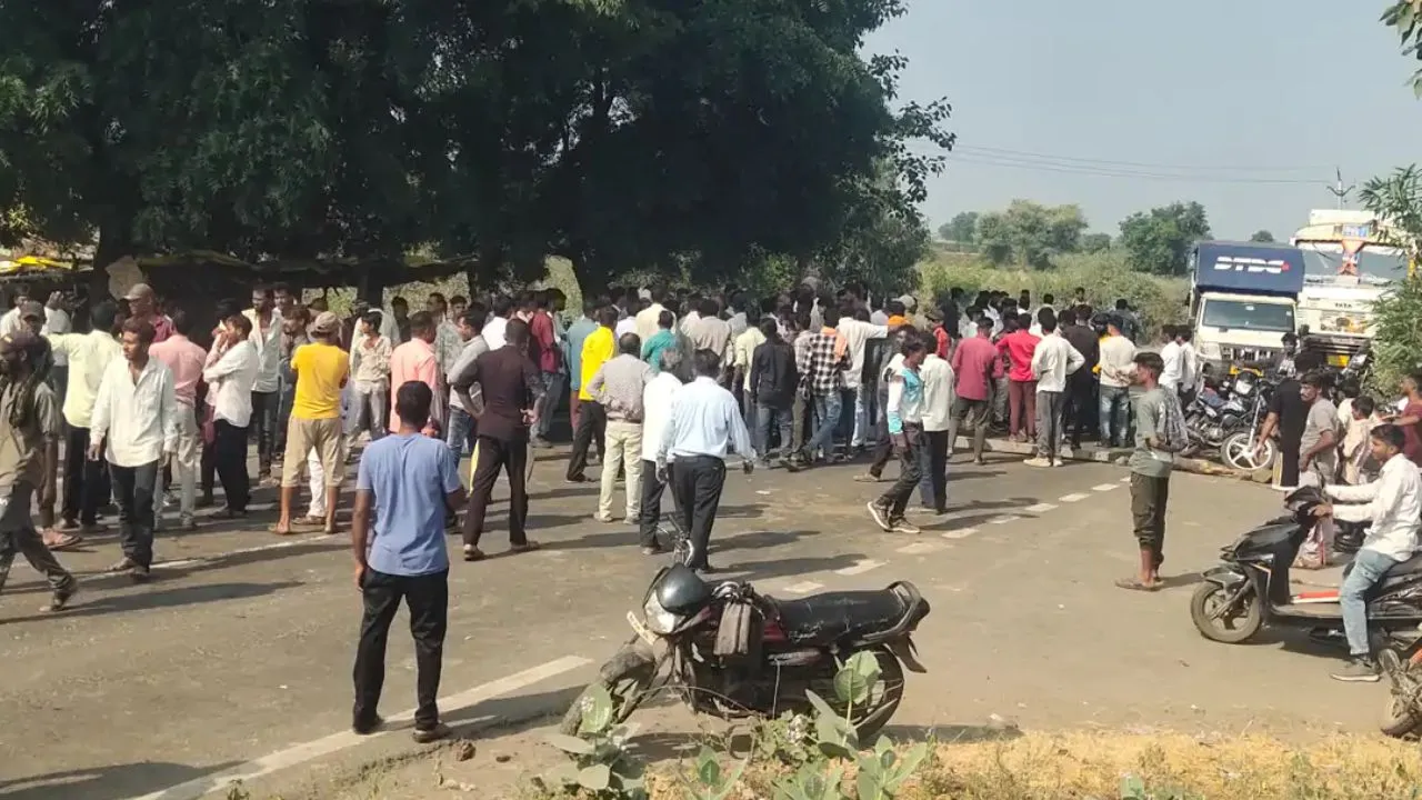 खंडवा में सड़क हादसे में युवक की मौत से गुस्साए ग्रामीण, हाईवे पर किया चक्काजाम