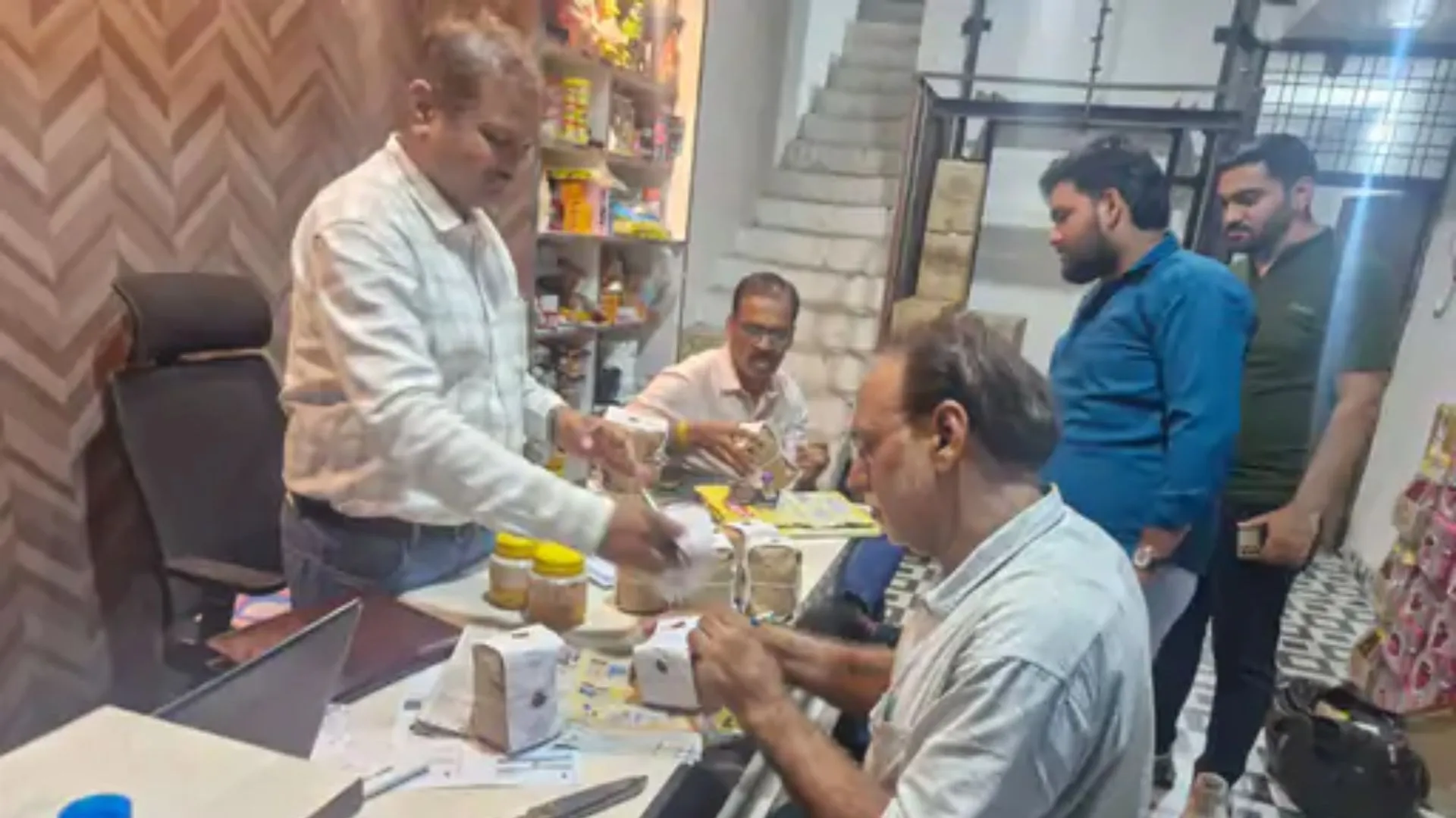 नर्मदापुरम में 4 ब्रांड के घी पर रोक, 1,426 किलो स्टॉक जब्त, लैब जांच में नमूने असुरक्षित मिलने के बाद खाद्य विभाग की कार्रवाई