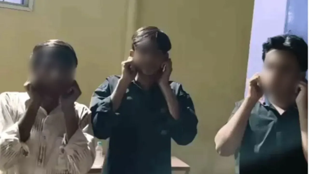 चलती कार में स्टंट करना युवकों को पड़ा भारी, पुलिस ने काटा चालान, लगवाई उठक बैठक