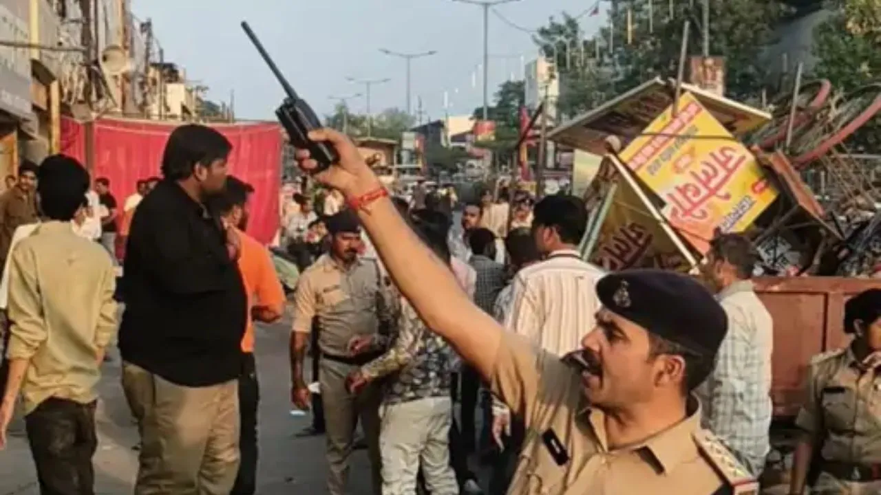 सप्तमी-अष्टमी की भीड़ से पहले देवास में माता टेकरी के पास अतिक्रमण पर कार्रवाई, 200 से ज्यादा ठेले-फ्लेक्स हटाए
