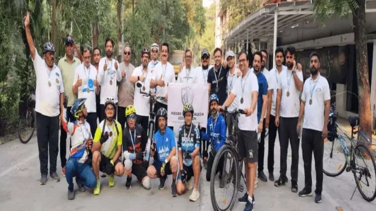इंदौर में वर्ल्ड स्पाइन डे पर 80 डॉक्टरों ने निकाली साइक्लोथॉन, रीढ़ की सर्जरी का डर दूर करने की पहल