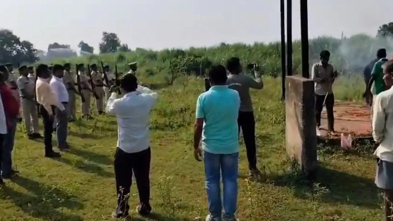 ब्रेन डेड शिवानी के अंगदान से तीन लोगों को मिला नया जीवन, नर्मदापुरम के पैतृक गांव में पुलिस ने दिया गार्ड ऑफ ऑनर