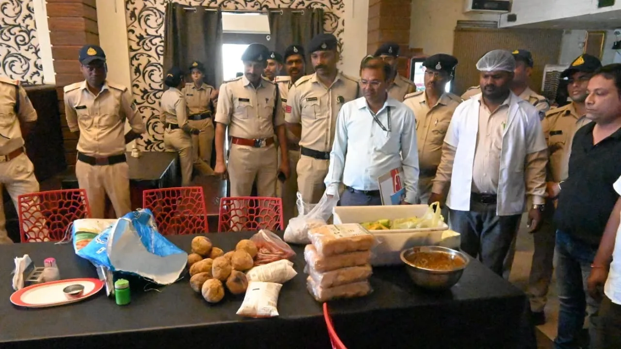 विदिशा में खाद्य विभाग और नगर निगम की कार्रवाई, होटलों से लिए फूड सैंपल, सड़क से हटाया अतिक्रमण