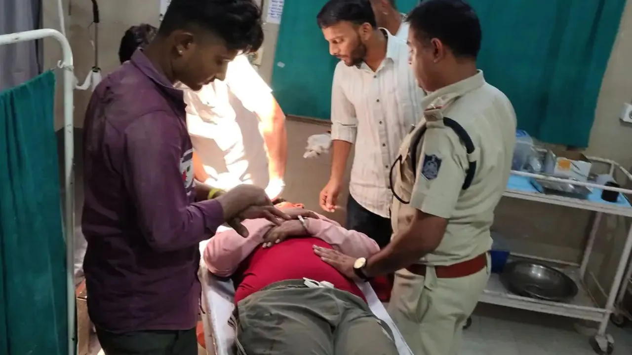 शाजापुर में दो बाईक में जोरदार टक्कर, 2 युवक घायल, पुलिस ने पहुंचाया अस्पताल