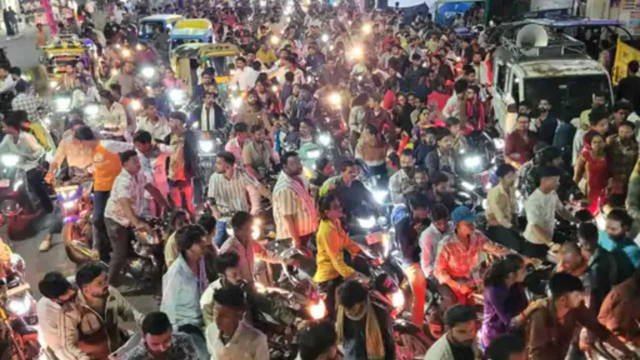 देवास की माता टेकरी पर उमड़ा आस्था का सैलाब, 24 घंटे में 4 लाख से ज्यादा श्रद्धालुओं ने किए दर्शन