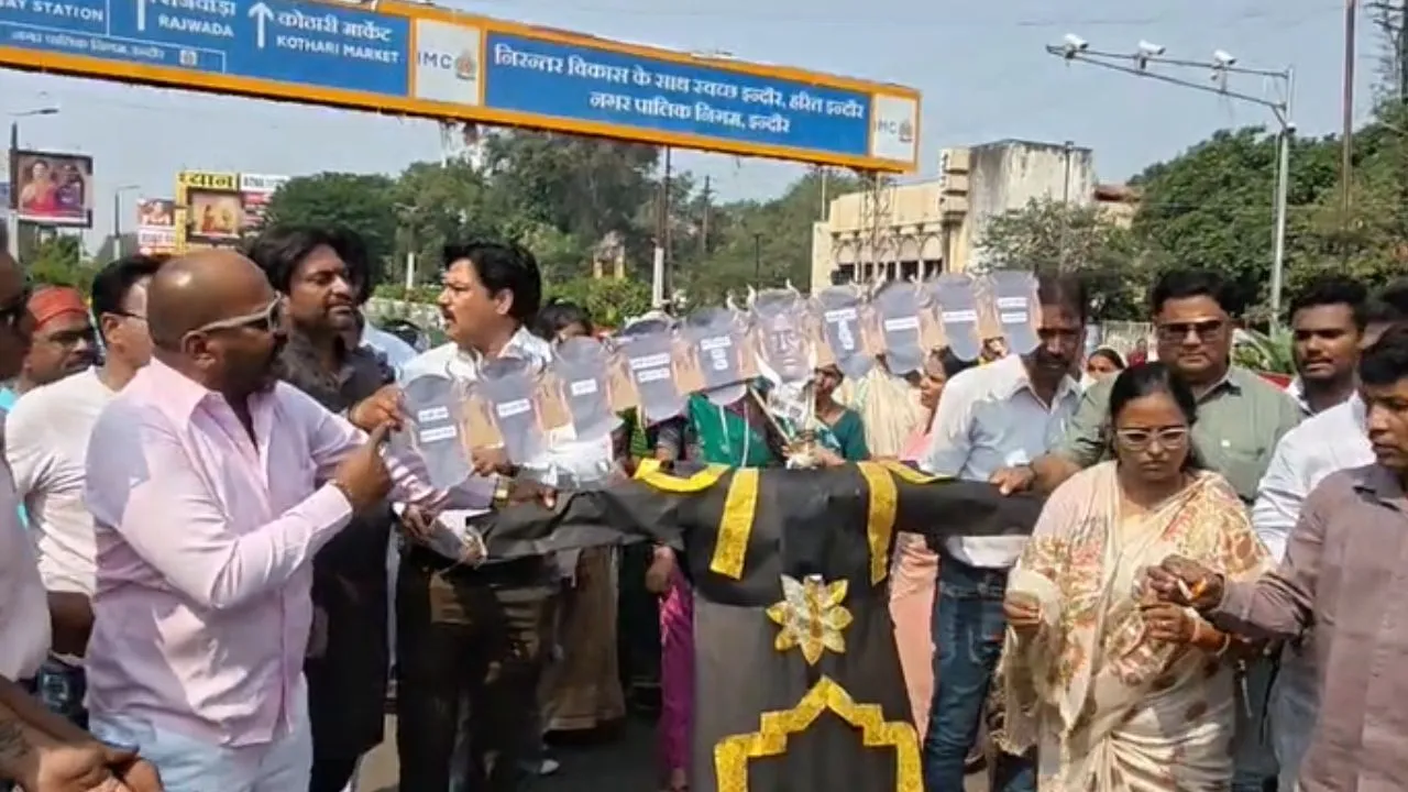 इंदौर महापौर के खिलाफ नगर निगम नेता प्रतिपक्ष का प्रदर्शन, ‘मित्रासुर’ का पुतला फूंका, कई मुद्दों पर घेरा, लगाए गंभीर आरोप