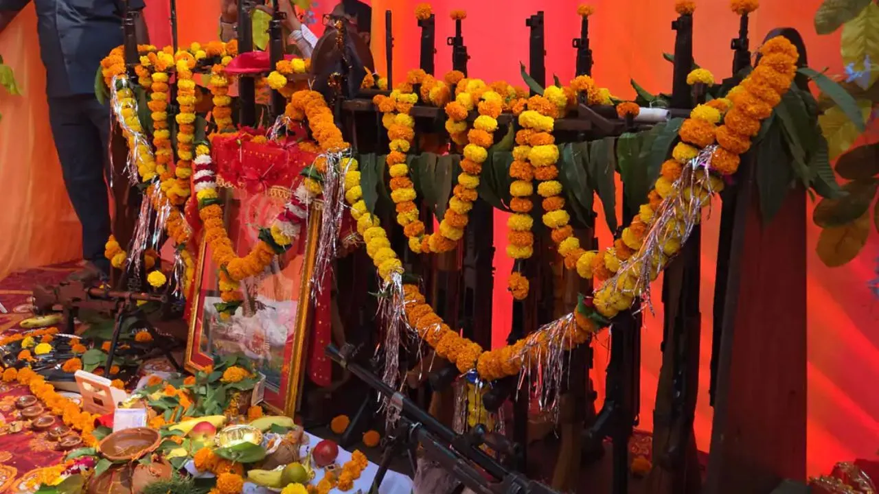 दशहरा पर पुलिस लाइन में हुआ शस्त्र पूजन, वैदिक मंत्रोच्चार के साथ निभाई परंपरा
