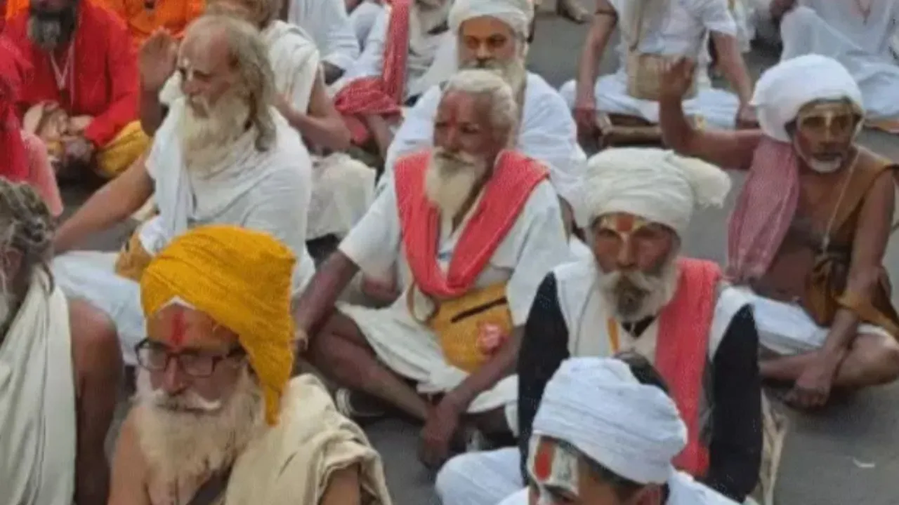 कलेक्ट्रेट के बाहर धरने पर बैठे संत, दो घंटे तक चली नारेबाजी, अधिकारियों की समझाइश के बाद हटे