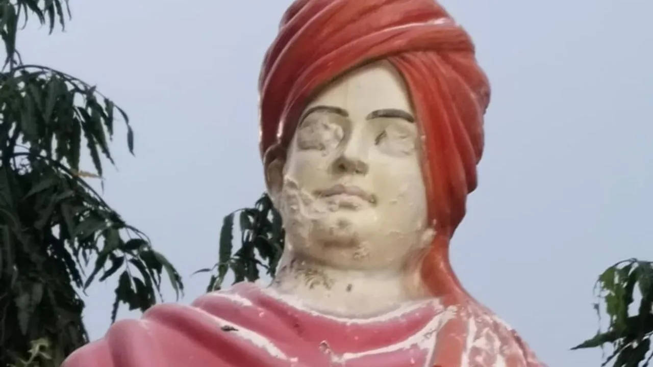 उज्जैन में स्वामी विवेकानंद की प्रतिमा से छेड़छाड़, चेहरे पर चूना और कीचड़ पोता