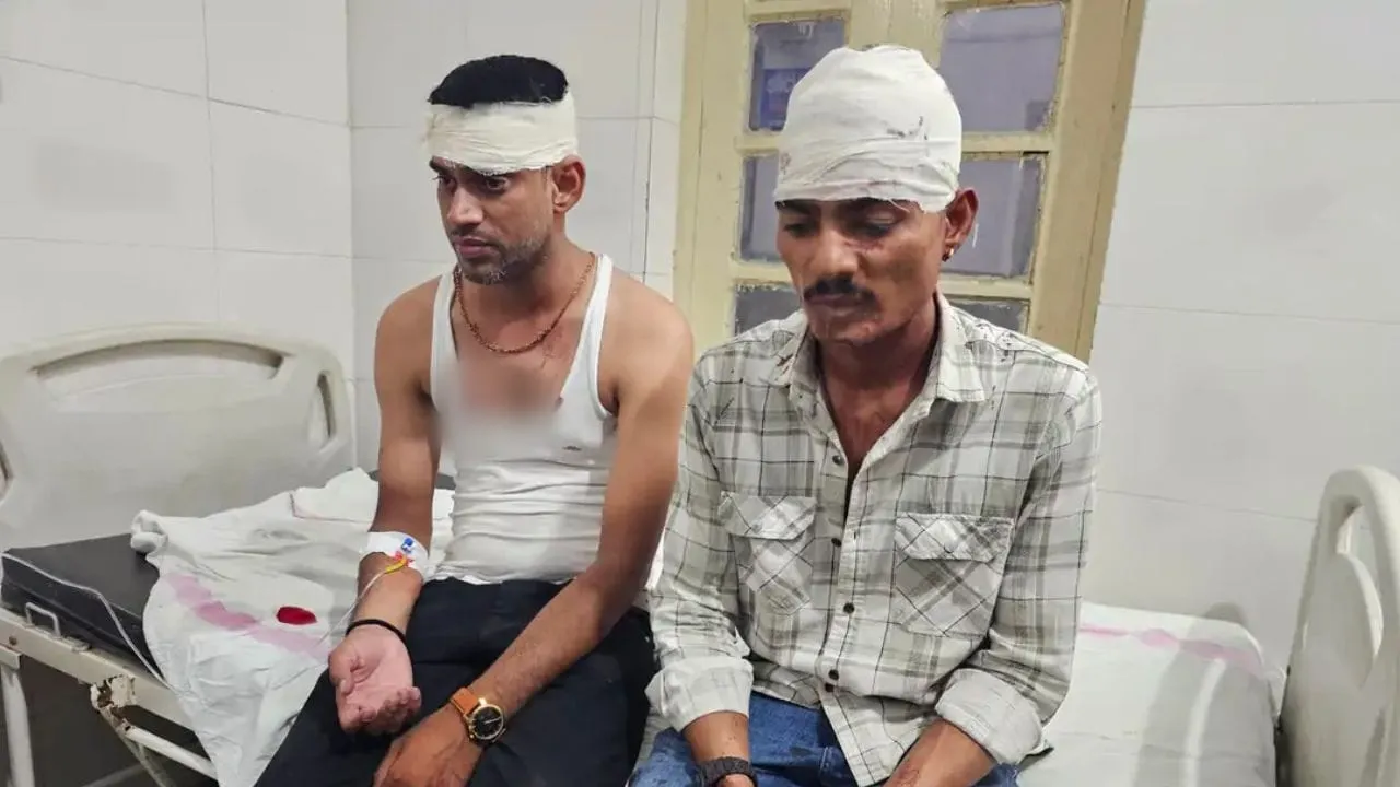 कार सवार युवकों से 15-20 लोगों ने की मारपीट, इंडिकेटर को लेकर हुआ था विवाद, 2 अस्पताल में भर्ती