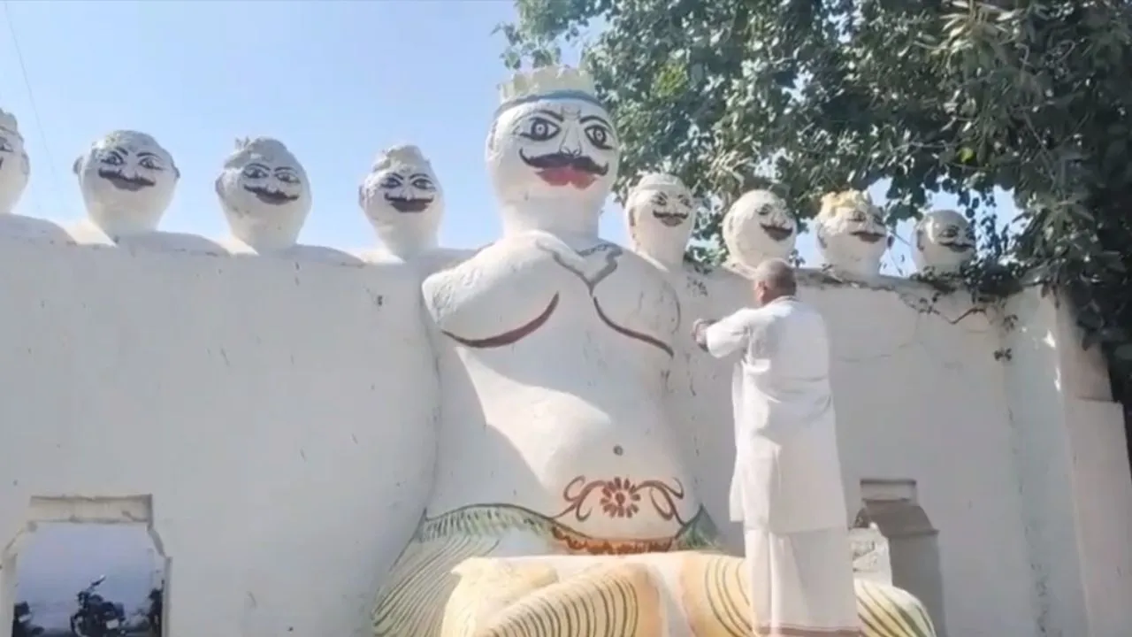 दशहरे पर अनूठा नजारा, DJ और ढोल-नगाड़ों की गूंज के बीच हुई दशानन रावण की पूजा, 260 साल पुरानी है परंपरा