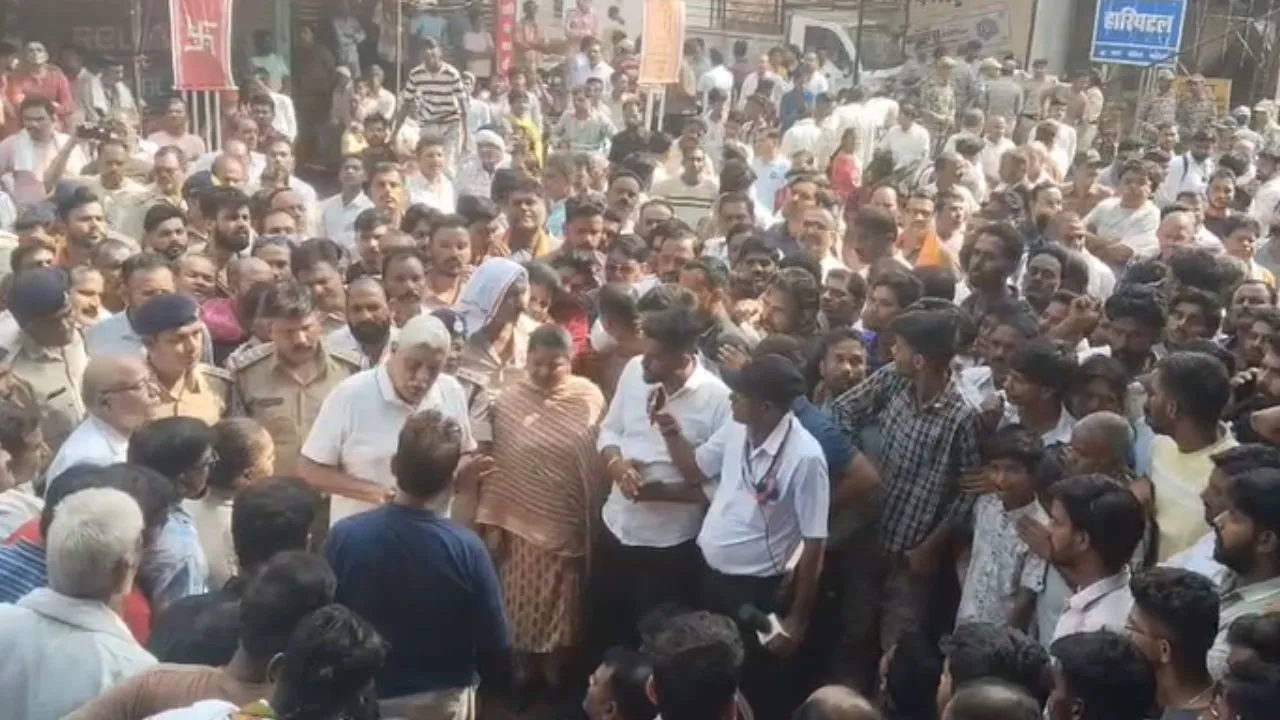 जबलपुर: देवी विसर्जन के दौरान करंट से दो लोगों की मौत, परिजनों एवं ग्रामीणों ने किया चक्काजाम, मुआवजे और विद्युत विभाग पर FIR की मांग