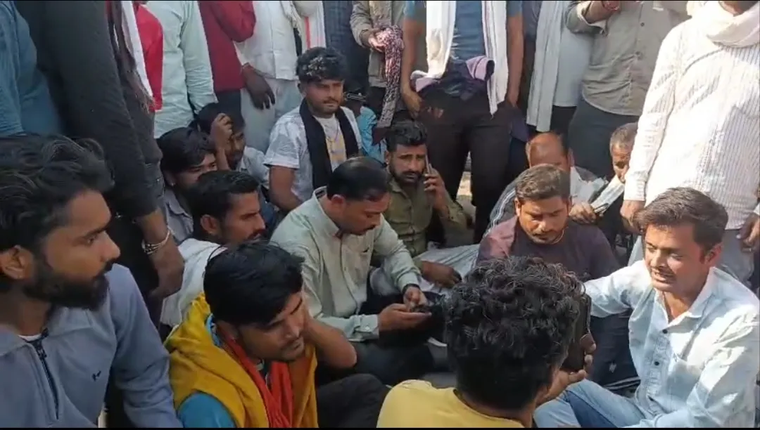 डबरा कृषि उपज मंडी में टोकन नहीं मिलने पर भड़के किसान, भितरवार रोड पर लगाया जाम, मंडी प्रशासन पर लगाये गंभीर आरोप